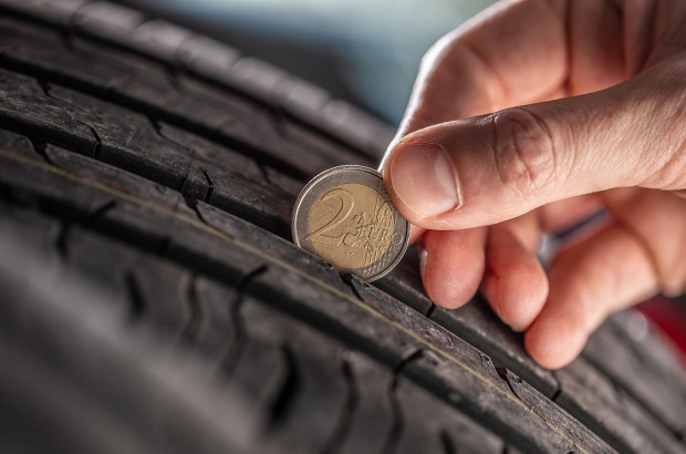 Descubre por qué no se recomienda el truco de la moneda para evaluar el estado de los neumáticos 