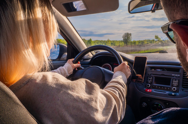 Destreza al volante: Dominando la conducción defensiva en las vías