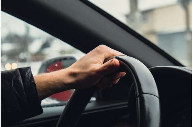 ¿Qué le pasa a mi coche si mi volante vibra?