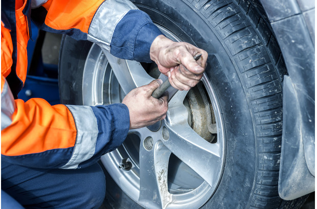 ¿Cuándo tengo que hacer el paralelo de ruedas de mi coche?