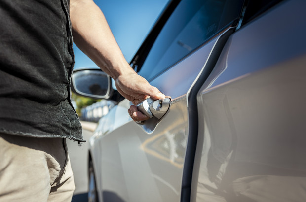 Conoce por qué deberías abrir la puerta de tu coche con la mano derecha