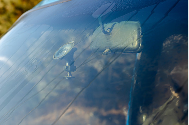 El insospechado riesgo de pegar ventosas en los cristales del coche El insospechado riesgo de pegar ventosas en los cristales del coche